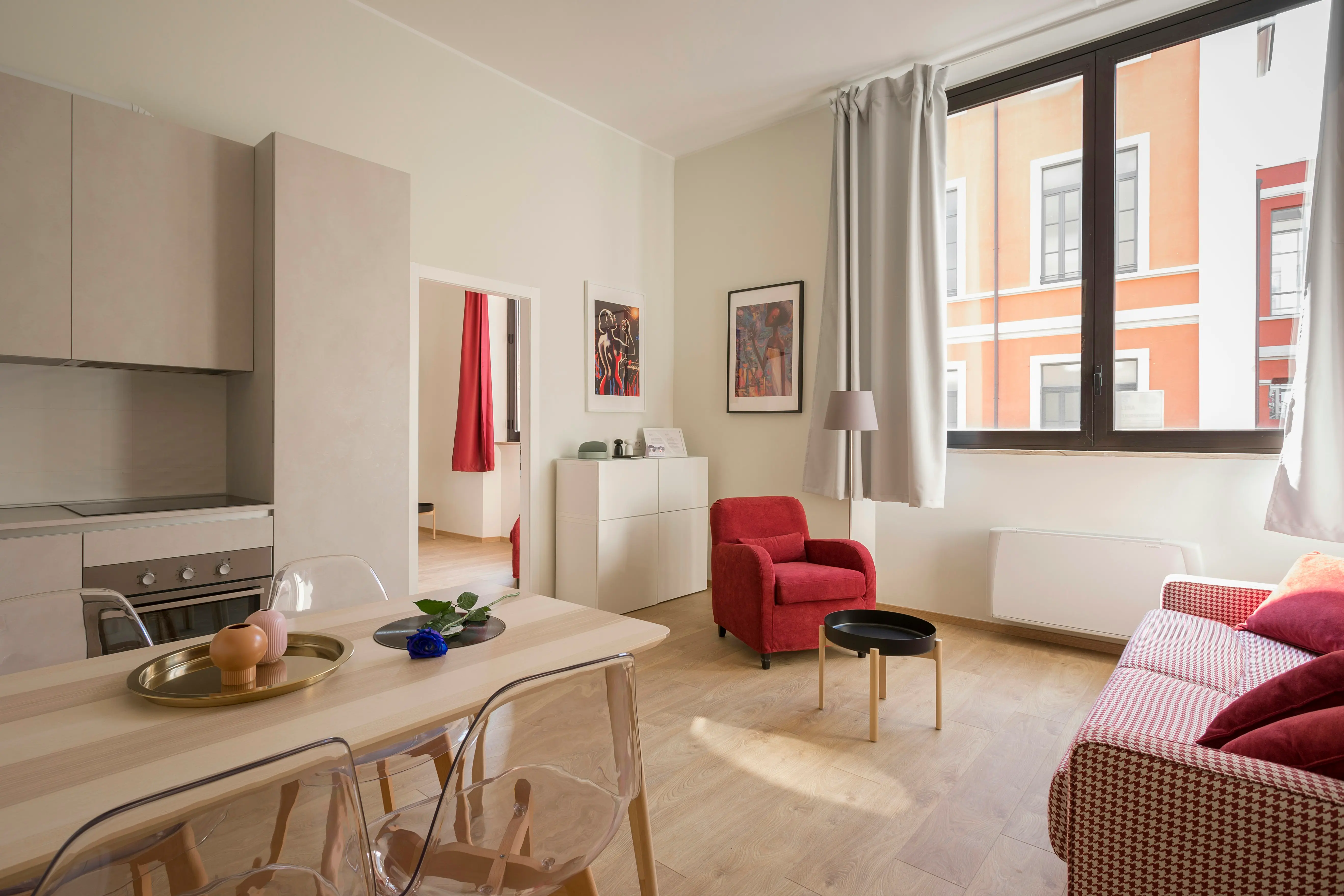 Chambre d'hôtel ou Airbnb impeccablement nettoyée avec lit fait et serviettes pliées
